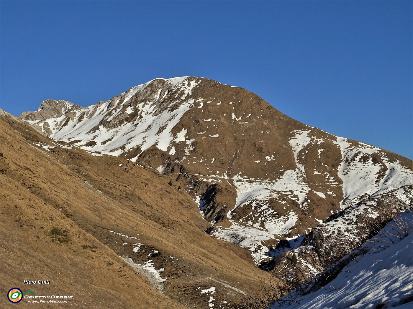 44 Dalla Baita Zuccone sul sent. 237 vista verso Cima Camplano e Cima di Valmora.JPG